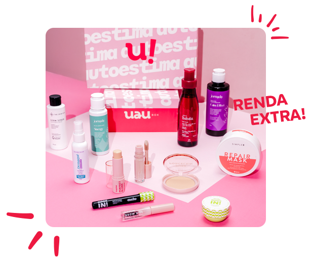 Mulher feliz segurando produtos de beleza da UAUBox